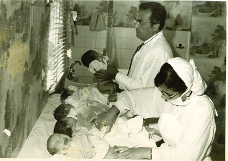 9- اولین زایشگاه خصوصی زنان وزایمان دریزد با پیشرفته ترین تجهیزات پزشکی در زمان افتتاح و اطلاعات پزشکی خود را در کتابی به نام از پنجه مریم تا جنین آزمایشگاهی برای استفاده علاقه مندان بچاپ رسانده ام یزد فردا : 1 9- اولین زایشگاه خصوصی زنان وزایمان دریزد با پیشرفته ترین تجهیزات پزشکی در زمان افتتاح و اطلاعات پزشکی خود را در کتابی به نام از پنجه مریم تا جنین آزمایشگاهی برای استفاده علاقه مندان بچاپ رسانده ام