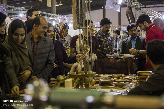 یزدفردا محمد حسین تقوایی زحمتکش بانو حمیده زابلی – وکیل پایه یک دادگستری یزد -کارشناس ارشد مالکیت فکری داستان حضور تاجر کویتی در نمایشگاه یزد و خطر سرقت نامحسوس صنایع دستی(37) یزدفردا محمد حسین تقوایی زحمتکش بانو حمیده زابلی – وکیل پایه یک دادگستری یزد -کارشناس ارشد مالکیت فکری داستان حضور تاجر کویتی در نمایشگاه یزد و خطر سرقت نامحسوس صنایع دستی(37)