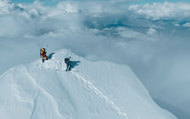 ببینید| اسکی‌باز لهستانی بدون اکسیژن، اورست را فتح و مستقیم با اسکی پایین آمد