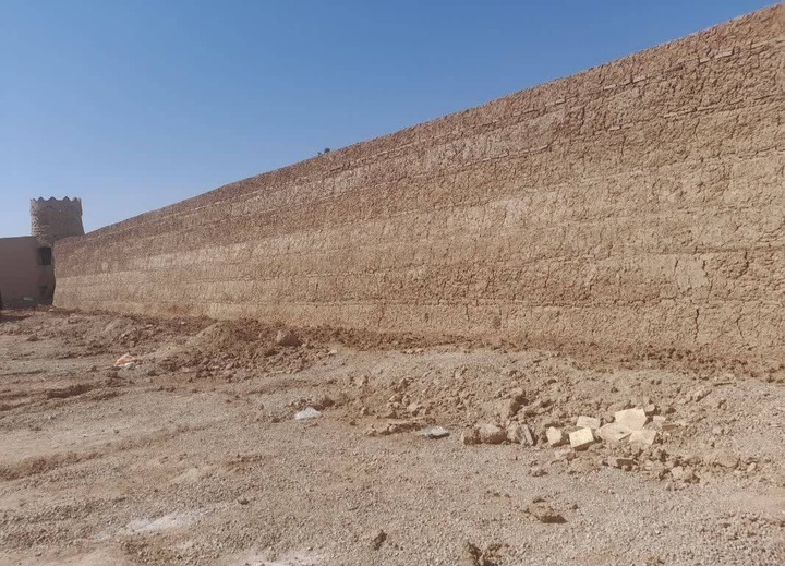 اتمام اجرای دیوار چینه‌ای در قلعه محمدباقری شهر هرات شهرستان خاتم