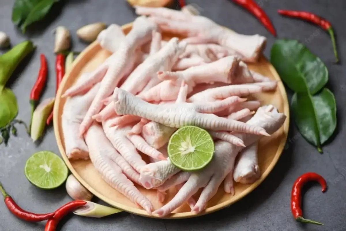 ۱۰ مورد از مهم‌ترین خواص و مضرات پای مرغ برای سلامتی