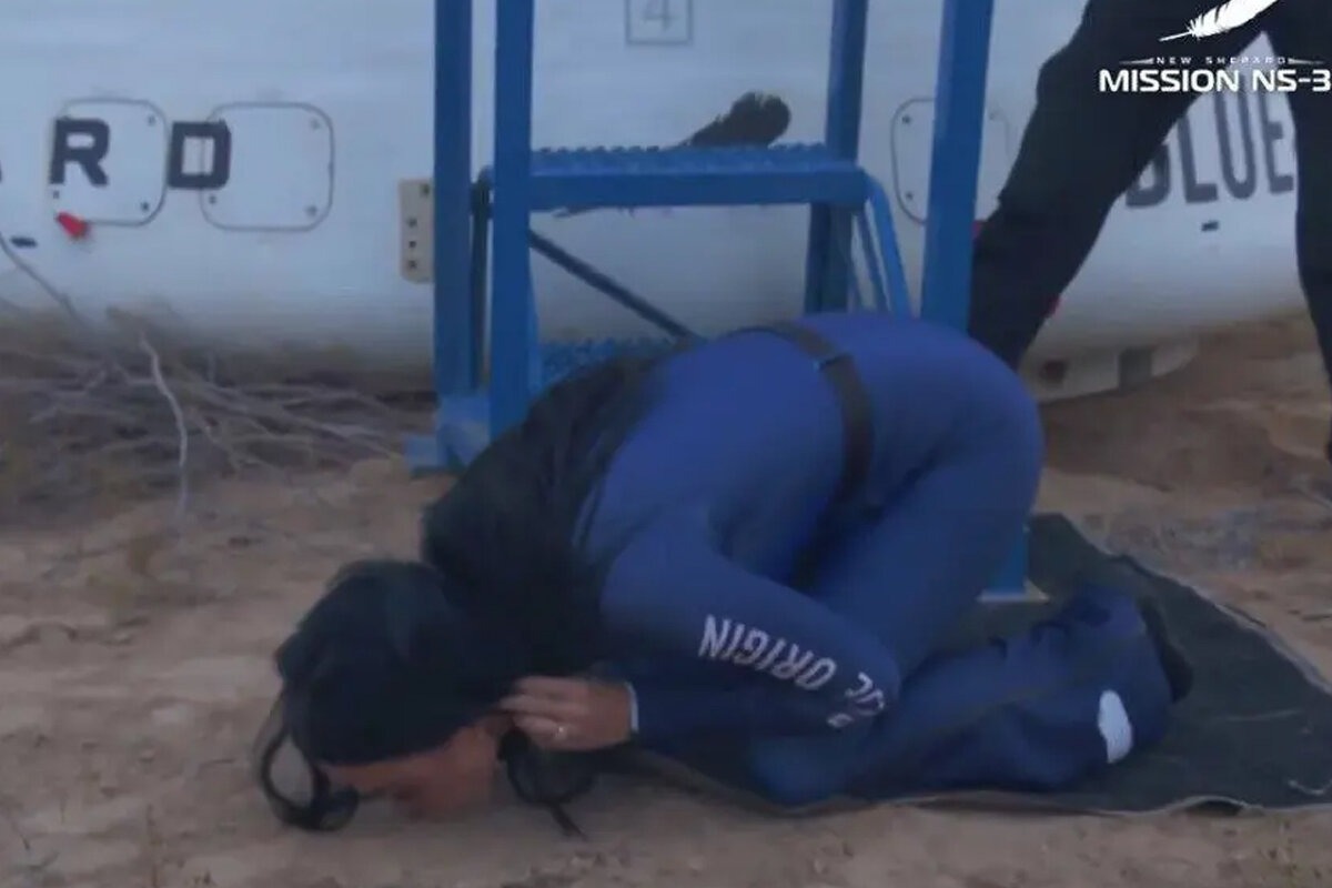 فیلم| بوسه کتی پری به خاک زمین پس از بازگشت از فضا