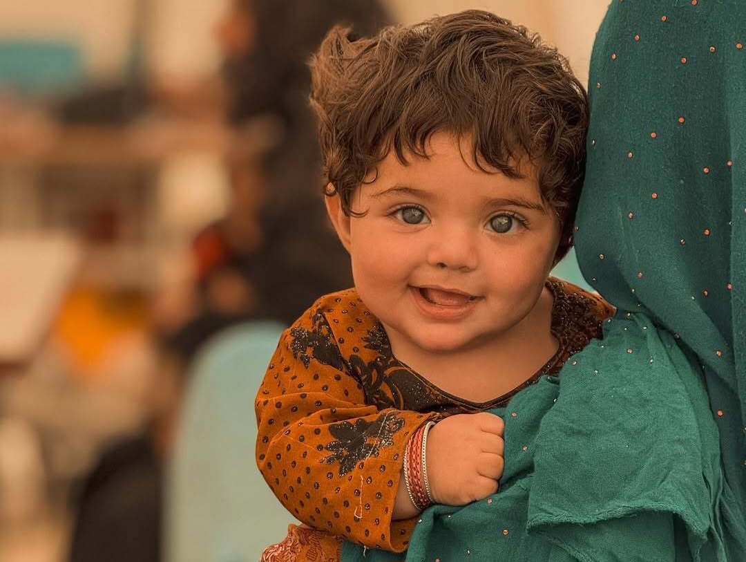 فیلم| لبخند شیرین این دختربچه در بحبوحه اخراج اجباری پربازدید شد