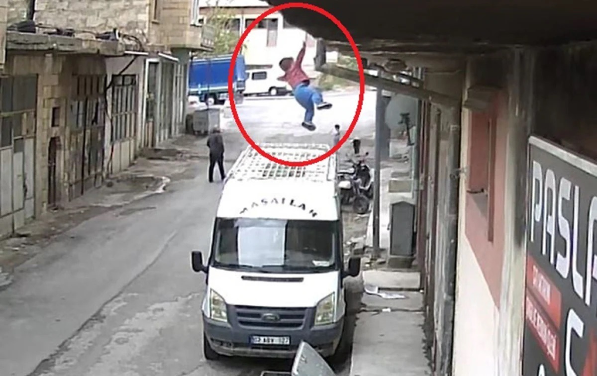 فیلم| نجات معجزه‌آسای کودک دو ساله پس از سقوط در سطل آشغال