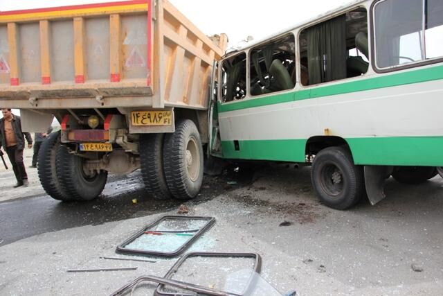 ۱۲ مصدوم در تصادف سرویس کارگران میبدی