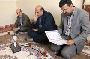 ديدار مديرکل امور روستايي و شوراهاي استانداري از خانواده معلم جانباز سرافراز هشت سال دفاع مقدس مرحوم احمد حدادزاده در بخش گاريزات