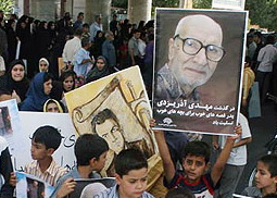 مناسبت چهلم استاد مهدی آذر یزدی: ناگفته های پسرخوانده استاد آذر یزدی :ما مردم ايران مردهپرست هستيم-مسائلي پيش آمد كه او را ناگزير كرد از تهران خارج شود و به شهر يزد برگردد. شهري كه به شدت از آن متنفر بود.!!!!!!!! مناسبت چهلم استاد مهدی آذر یزدی: ناگفته های پسرخوانده استاد آذر یزدی :ما مردم ايران مردهپرست هستيم-مسائلي پيش آمد كه او را ناگزير كرد از تهران خارج شود و به شهر يزد برگردد. شهري كه به شدت از آن متنفر بود.!!!!!!!!