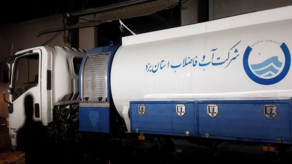 همکاری تانکرهای آبرسانی شرکت آب و فاضلاب استان یزد در مهار حریق کارخانه شهرک صنعتی میبد