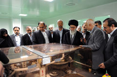 رهبر معظم انقلاب در جمع هزاران نفر از کارگران نمونه سراسر کشور :تحقق اهداف واقعی کشور در گرو خوداتکایی و استقلال اقتصادی است