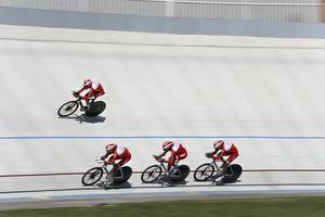 رکابزنان پیشگامان قهرمان رشته های 4 کیلومتر تیمی و 200 متر