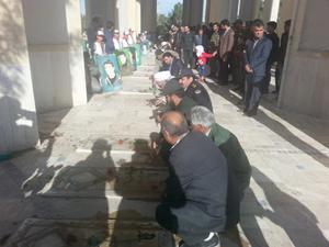 حضور معاون فرماندار شهرستان خاتم بر مزار شهیدان والا مقام حضور معاون فرماندار شهرستان خاتم بر مزار شهیدان والا مقام