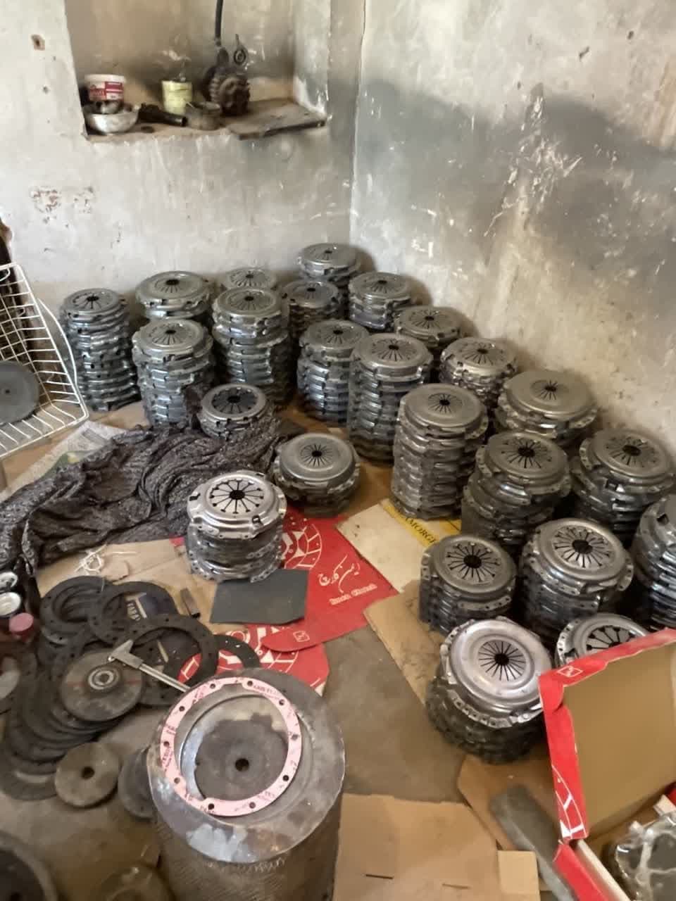 کشف و پلمپ مکان مخفی غیر قانونی بازسازی و رنگ جعلی بر روی لنت و دیسک و صفحه خودروهای ایرانی در اشکذر