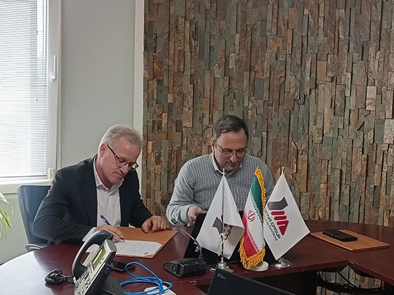 قرارداد خرید قطار مسافربری پنج ستاره برای استان یزد امضا شد