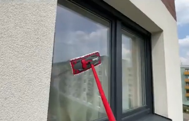 فیلم| بهترین روش برای تمیز کردن پنجره بدون استفاده از نردبان