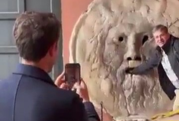 فیلم| مردی با یک مهارت عجیب ولی معمولی؛ عکاسی با گوشی!